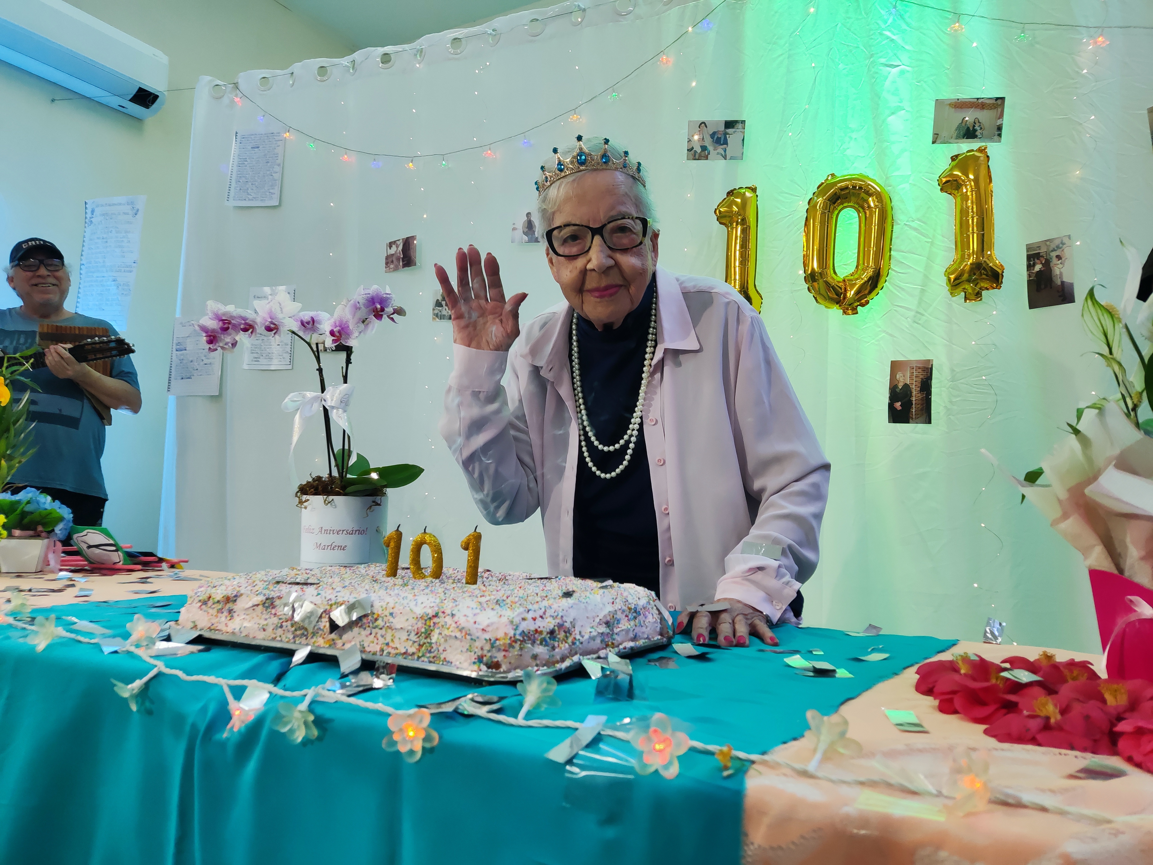 Música, memórias e emoção marcam os 101 anos de moradora do Asilo Padre Cacique