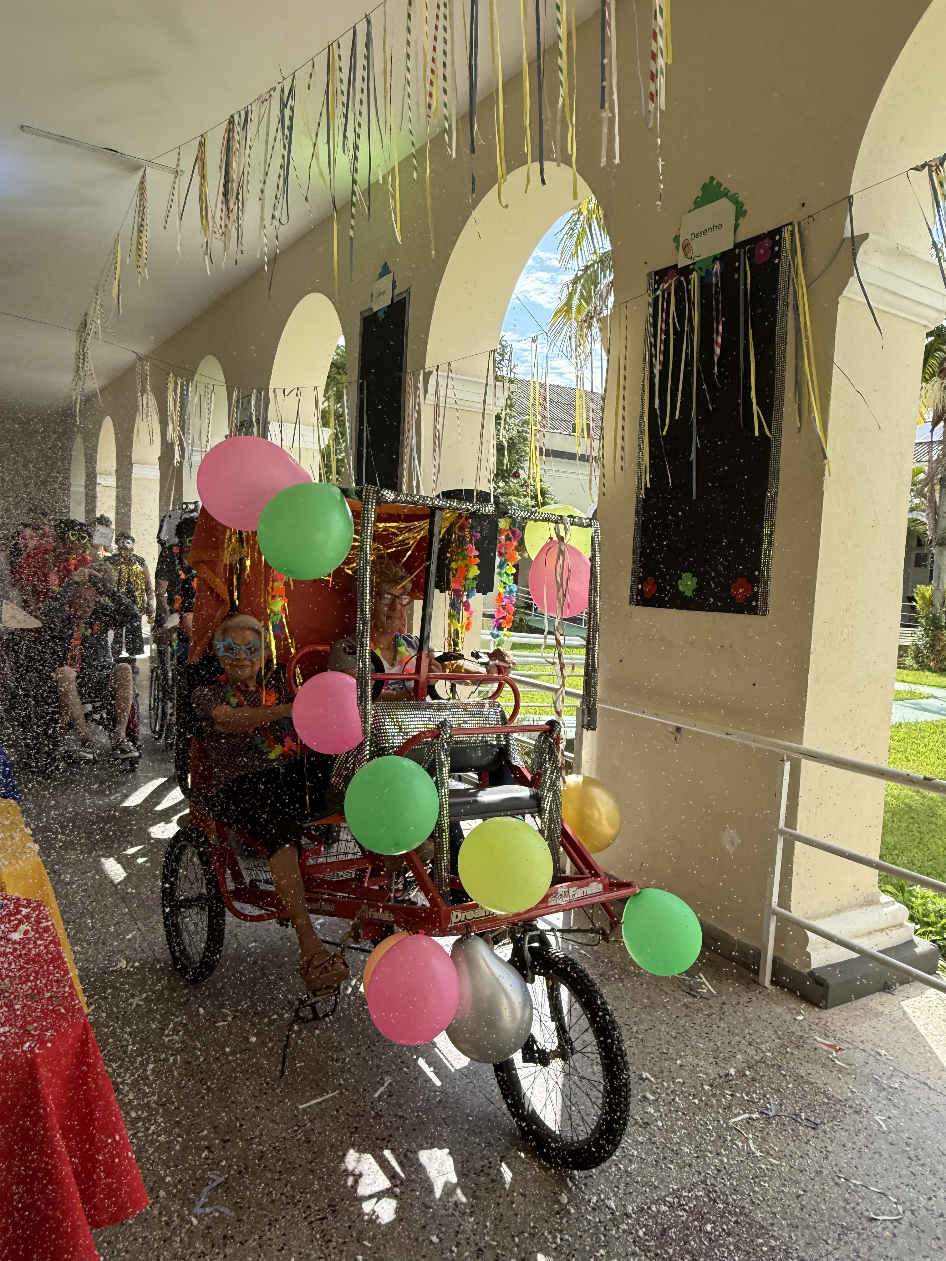 Carnaval do Asilo Padre Cacique transforma corredores em passarela de humor e diversão