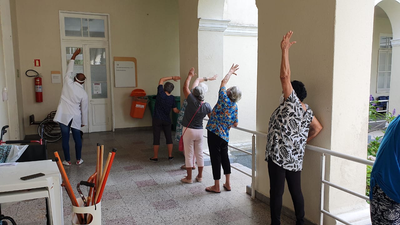 Atividades físicas fortalecem mobilidade e melhoram qualidade de vida dos idosos no Asilo Padre Cacique