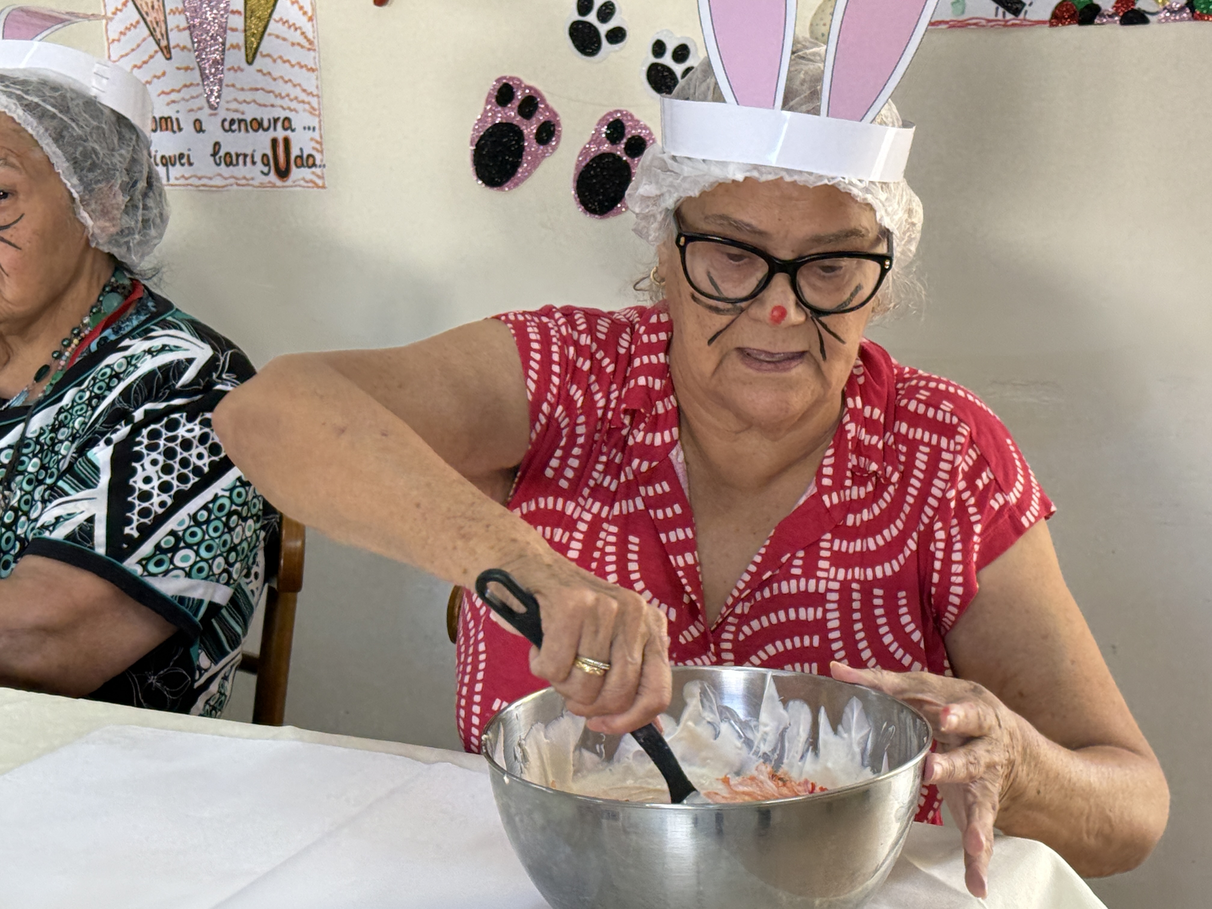 Oficina de Páscoa transforma chocolate em afeto e integração no Asilo Padre Cacique