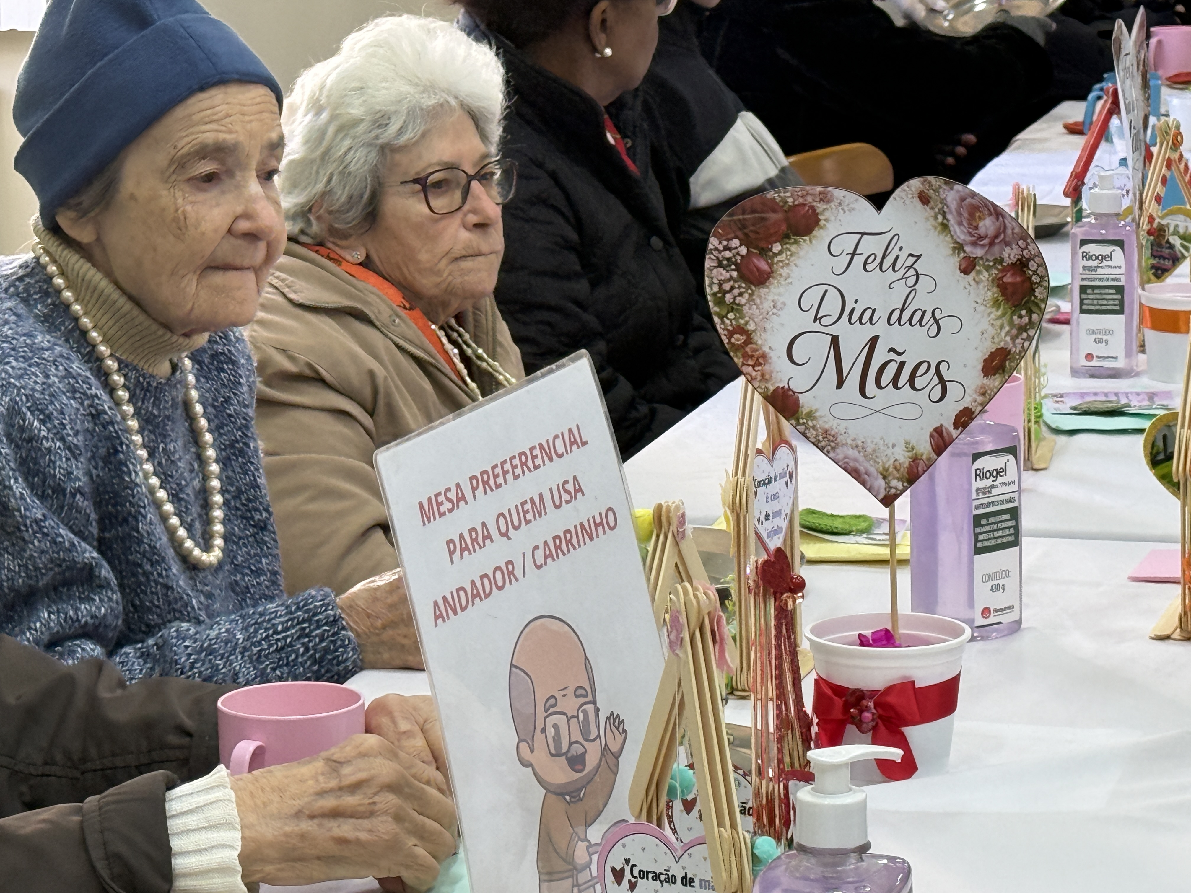 Dia das Mães tem café especial, música e poesia no Asilo Padre Cacique